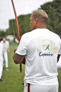 Jouer de la musique brésilienne en apprenant la Capoeira à Paris.
