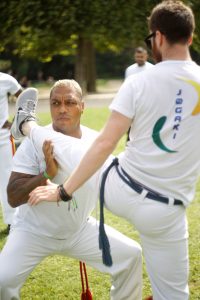 Du sport et des étirements pour la pratique de la Capoeira à Paris.